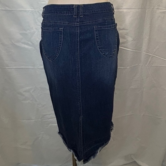 A2Y jean skirt with a fringe bottom - Picture 2 of 3